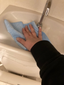 手洗い器を掃除する手