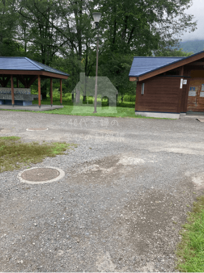 沙流川キャンプ場のトイレと炊事場