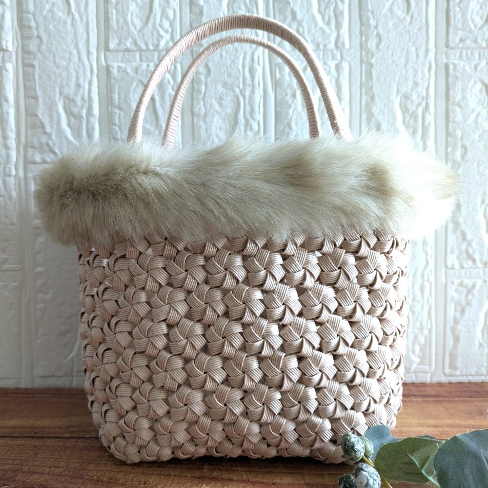 ピンクのファー付きかご